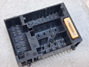 Kostka audio BLAUPUNKT 8634392556 gniazdo przyłączające zasilanie, z bezpiecznikiem, 3177D02-LA4, nr 8638203177