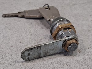 Zamek schowka autobusu, półki bagażowej, klapy - z kluczykiem, długość języka 5,5 cm, głębokość zapadki 3,5 cm