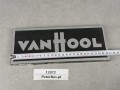 12872, Oryginalny emblemat, logo VanHool, autokar Van Hool 915, wymiary 11 x 27 cm, mocowany na przednie podszybie lub tylną klapę (2).jpeg