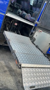 Winda autobusowa dla pasażerów poruszających się na wózkach inwalidzkich 