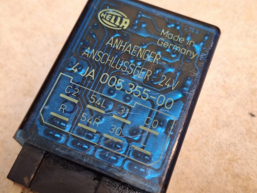 05435, Przekaźnik opóźniający HELLA 4JA 005 355-00, ANHAENGER ANSCHLUSSGER 24V  (2).jpg