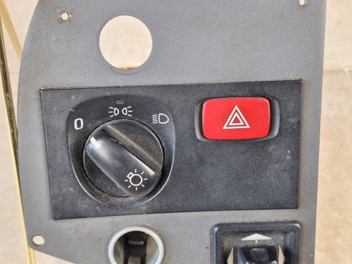 05282, Włącznik świateł, pokrętło SCANIA S139 1900317 09W51T, włącznik świateł awaryjnych, zapalniczka 12V, pokrętło sterowania lusterkami zewnętrznymi (9).jpg