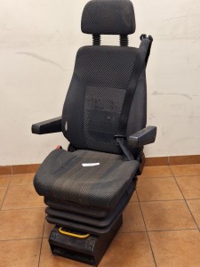 Fotel kierowcy autobusu, pneumatyczny ISRI, dwa podłokietniki, pas, zagłówek