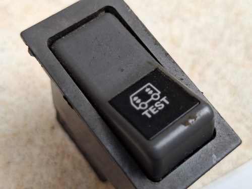 06211, Klawisz, włącznik, przycisk nr 512.659, IVECO, 2 PINy, napis TEST, symbol podnoszenia i opuszczania pojazdu na poduszkach (5).jpg