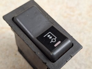 Klawisz, włącznik, przycisk nr 512.661, IVECO, 3 PINy, symbol podnoszenia i opuszczania pojazdu na poduszkach