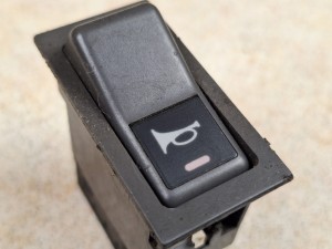 Klawisz, przycisk, włącznik autobusu IVECO nr 512.650, symbol trąbki, sygnał, klakson