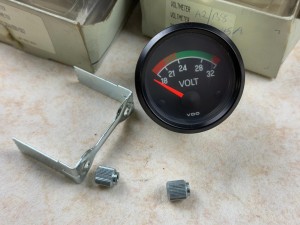 Zegar, wskaźnik ładowania, voltomierz VDO, skala 18-32 VOLT, nr 332.304/6/2 - NOWY, 24V, VAN HOOL