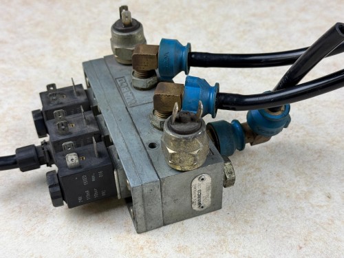 03537, Zawór elektromagnetyczny otwierania drzwi MAN A20, WABCO numer 3720600220  (3).jpeg