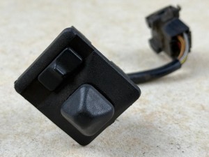 Pokrętło elektrycznego sterowania lusterkami zewnętrznymi autobusu MAN 