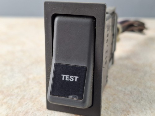 06833, Klawisz, przycisk, włącznik deski rozdzielczej IVECO z napisem TEST, nr 512 (3).jpg