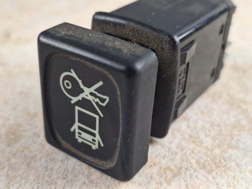 06727, Klawisz, przycisk, włącznik centralnego zamykania kufrów bagażowych autobusu RENAULT FR1 (3).jpg