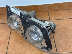Lampy przednie, dwie soczewki NEOPLAN N316 SH, wraz z oprawami mocującymi