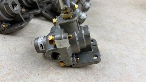 10239, Zawór BENDIX 104406 LQ-2, nr T-239659-B, nr H1492N, T242794-A  (11).jpeg