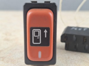 Przycisk, klawisz, włącznik  otwierania drzwi Mercedes nr 611 540 00 66, czerwony klawisz