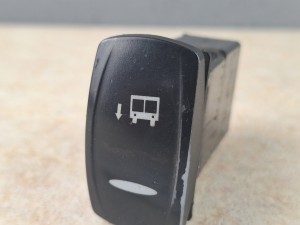 Klawisz, przycisk, włącznik przyklęku autobusu, opuszczania na poduszkach, przyklęk prawej strony