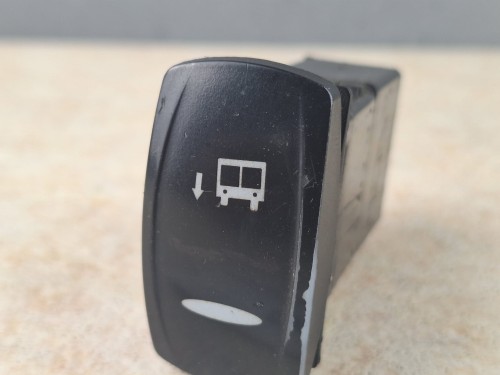 06440, Klawisz, przycisk, włącznik przyklęku autobusu, opuszczania na poduszkach, przyklęk prawej strony (5).jpg