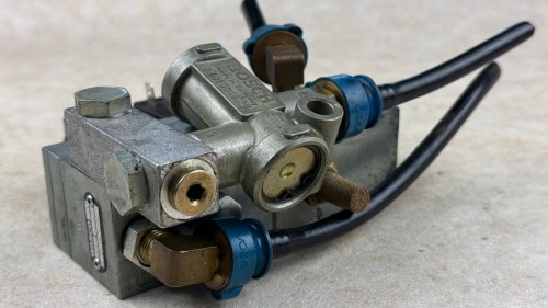 10477, Zawór elektromagnetyczny otwierania drzwi WABCO numer 3720600220, nr 372 060 011 6, wraz z zaworem BOSCH 0 481 009 062 (5).jpg