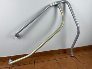 Poręcze, rączki, barierki, uchwyty do wsiadania, przy schodach autobusu, wysokość ok. 80 cm