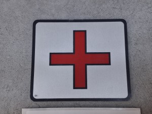 Naklejka czerwony krzyż, symbol apteczki, oryginał MAN REGIO, wymiary 70 mm x 70 mm