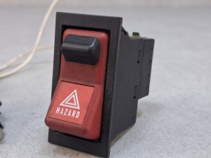 Włącznik, przycisk, klawisz świateł awaryjnych KAROSA HLF nr 443 851 474 822, z napisem HAZARD