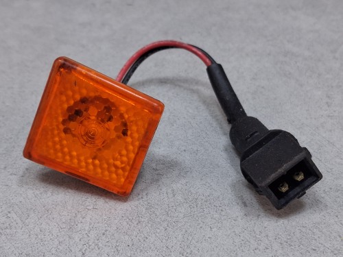 09534, Obrysówka LED,  lampka obrysowa TE 105462, 2 PINy, kwadrat 3,5 cm (2).jpg