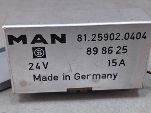 Przekaźnik MAN 81.25902.0404, nr 89 86 25, 15A, 24V, wraz z uchwytem mocującym, 8 PINów