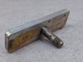 20910, Trzpień, śruba mocująca na płaskiej podstawie o wymiarach 10 x 3 cm, średnica śruby 98 mm (2).jpg