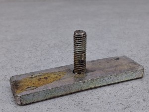 Trzpień, śruba mocująca na płaskiej podstawie o wymiarach 10 x 3 cm, średnica śruby 98 mm, VOLVO