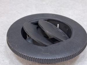 Kratka nawiewu powietrza na stanowisko kierowcy autobusu VOLVO 8700, okrągła, regulowana, wymiary zewn. 10 cm x 7 cm wewnątrz