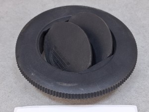 Kratka nawiewu powietrza na stanowisko kierowcy autobusu VOLVO 8700, okrągła, regulowana, wymiary zewn. 10 cm x 7 cm wewnątrz