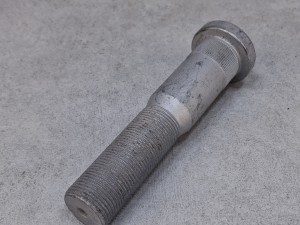 Szpilka koła autobusu PE 10.9, długość całkowita 125 mm, średnica dolna 21,7 mm, średnica na frezie pod łbem 25,3 mm; średnica łba 35,6 mm - NOWA - dociskowa, poszerzana 