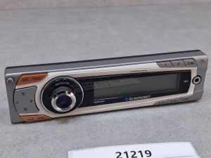 BLUPUNKT MP48, radio, panel przedni - uszkodzone oba bolce mocujące panel przedni