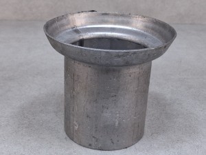Rura prosta fi 70 mm zakończona rozszerzeniem 100 mm, redukcja 100 mm na 70 mm, długość całkowita 85 mm
