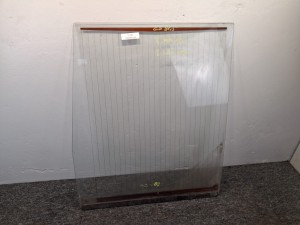 Szyba boczna kierowcy, opuszczana, podgrzewana, ścięta, wysokość 104 cm, szerokość dół 89 cm, góra 81,5 cm